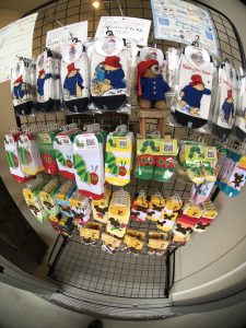 中央線東小金井駅高架下（けやき保育園正面）にキャラクター靴下のお店を作ってみた。